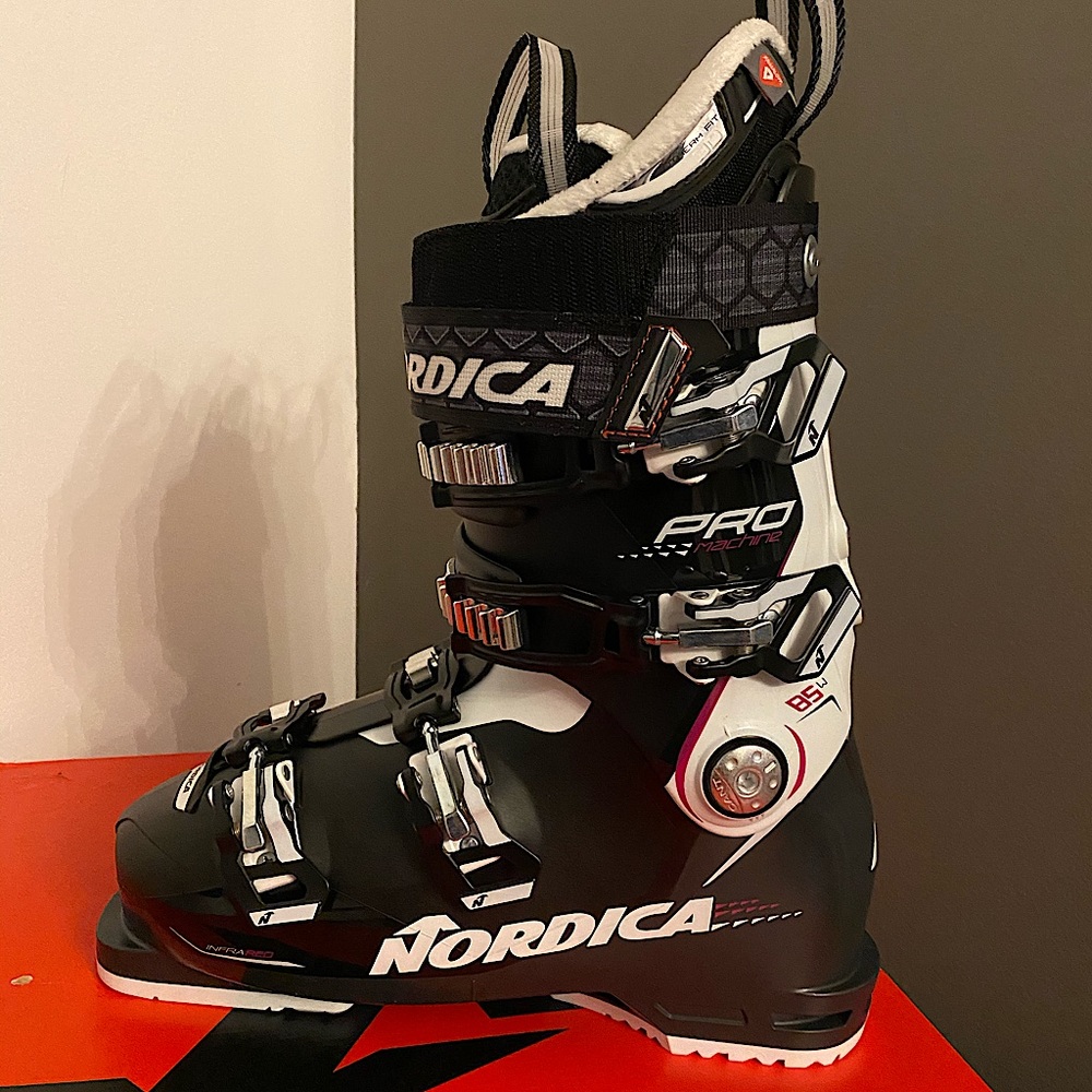 NORDICA PRO MACHINE 85 W SIZE 8.5/25.5 SKI BOOTS